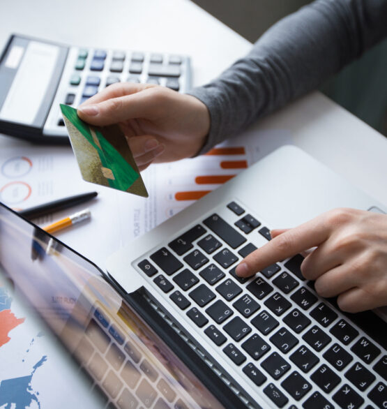 Cropped View of Manager Making Online Payment consumos no reconocidos en tarjetas de crédito
